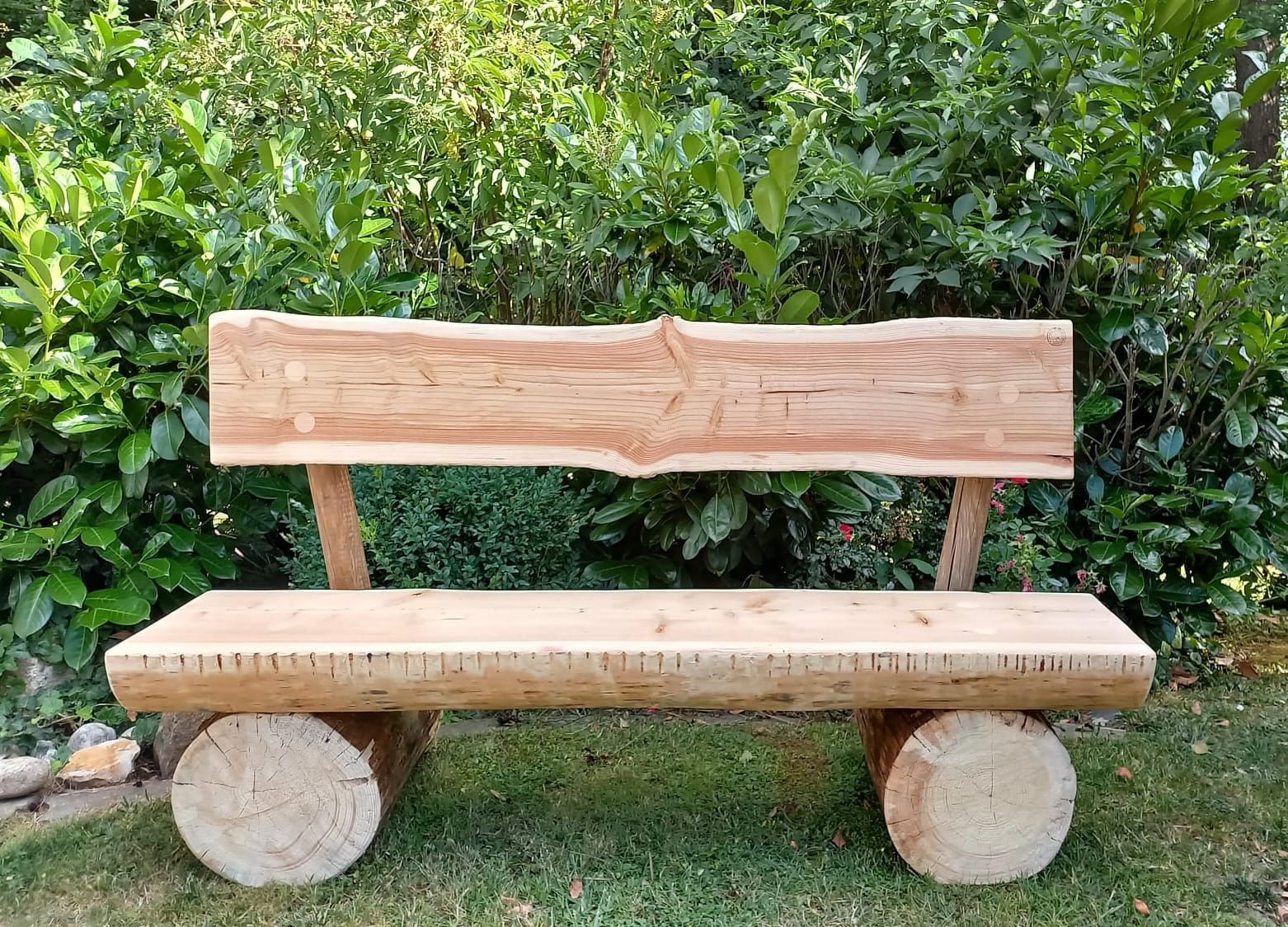 Sitzbank mit Rückenlehne Baumstamm